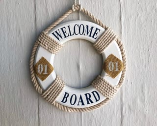 Un salvavidas que dice 'Welcome board' colgado en la pared.