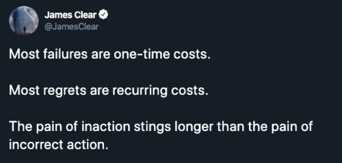 Tweet de James Clear sobre el costo de no actuar.