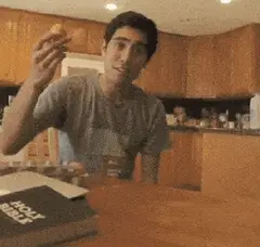 Un pollo saliendo mágicamente de un huevo.